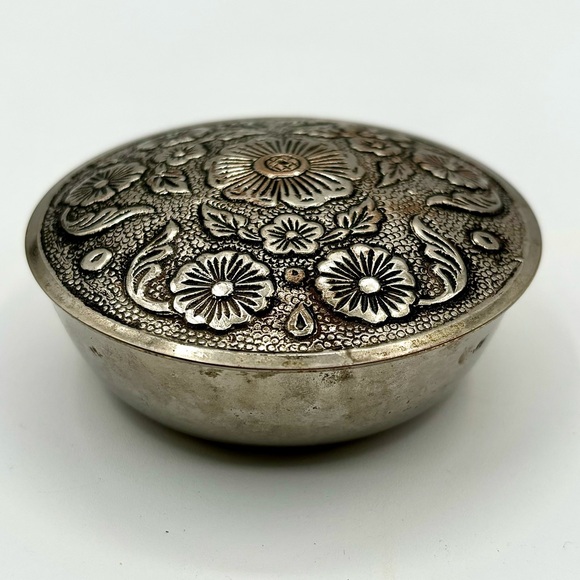 Silver Plated Round Trinket Box With Floral Pattern Lid - Picture 1 of 9